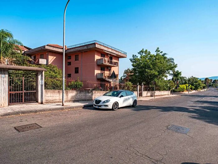 Appartamento con 5 locali in vendita in Via Salvatore Calandruccio, Fiumefreddo Di Sicilia