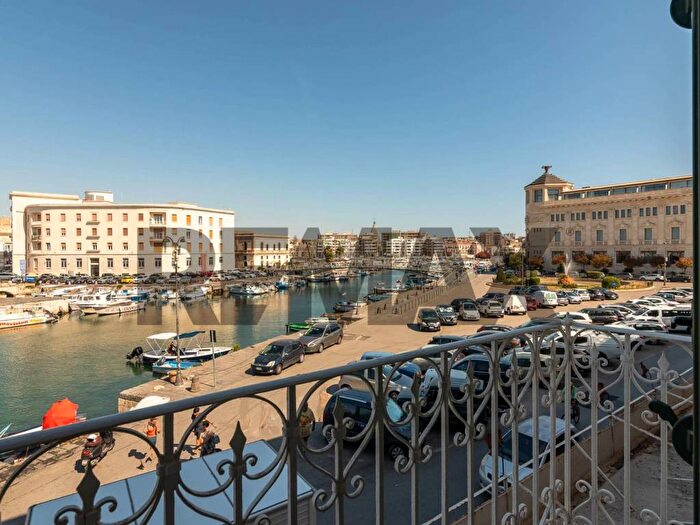 Appartamento con 5 locali in affitto in Piazza Emanuele Pancali, Ortigia, Siracusa
