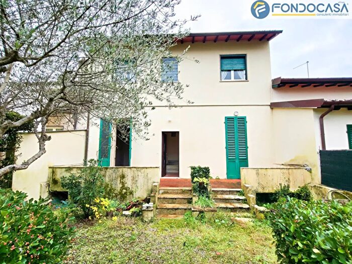 Casa con 7 locali in vendita in Viale Roma, Pietrasanta