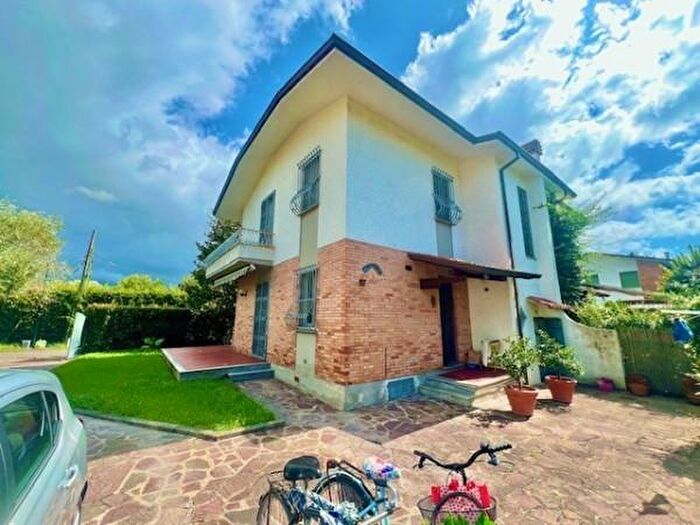 Casa con 6 locali in vendita in Forte Dei Marmi