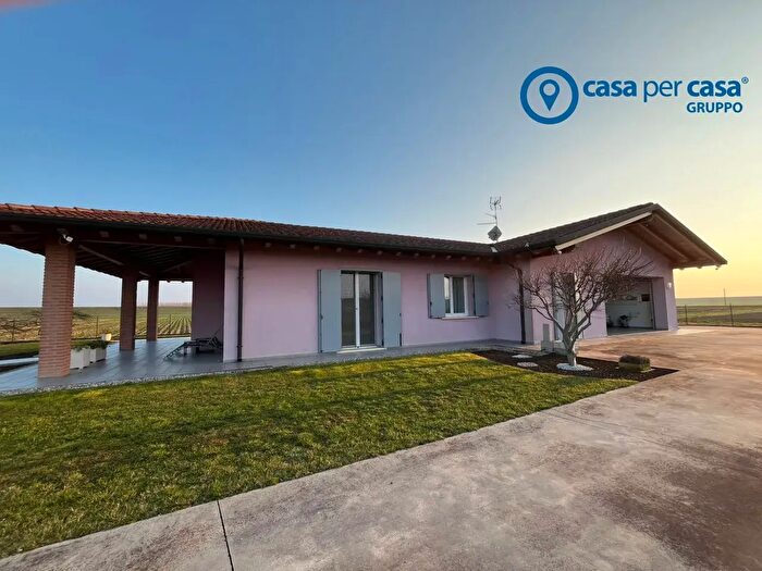 Casa quadrilocale in vendita in Via Pradelle, Serravalle A Po