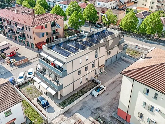 Appartamento con 6 locali in vendita in Via Enrico Fermi, Copparo