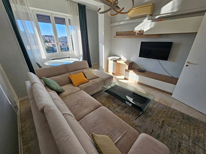 Appartamento trilocale in affitto in via Statale per Lecco, Lipomo