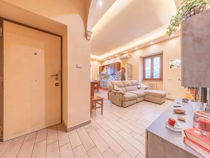 Appartamento trilocale in vendita in Via Atessa, Roma