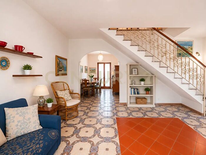 Casa con 7 locali in vendita in Viale dei Gladioli, Anzio