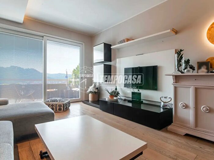 Appartamento quadrilocale in vendita in Via Deledda, Como