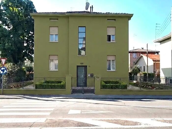Casa con 8 locali in vendita in Via Volturno, Parma
