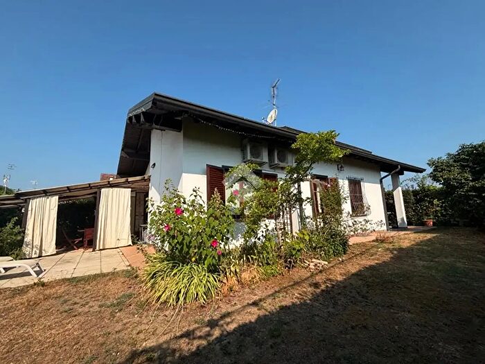 Casa quadrilocale in vendita in Via Sottoronco, Varallo Pombia