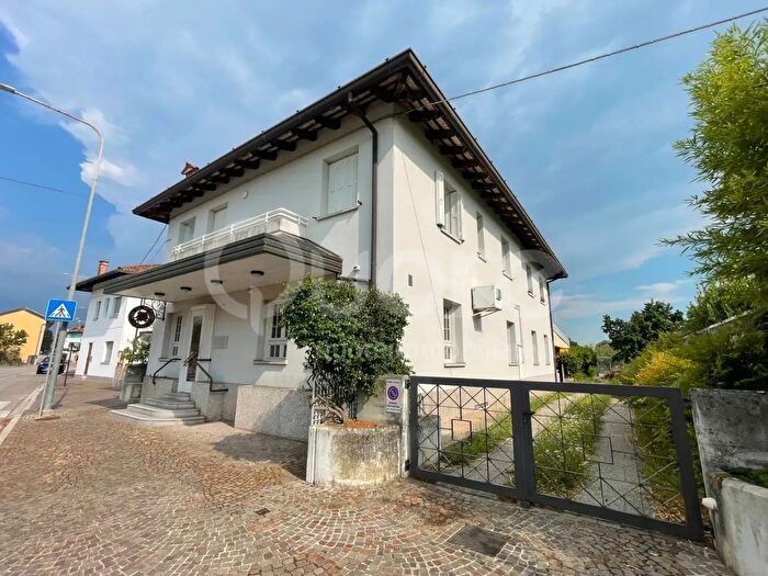 Casa con 11 locali in vendita in Via Laipacco, Udine