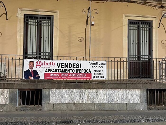 Appartamento quadrilocale in vendita in Via Firenze, Aci Castello