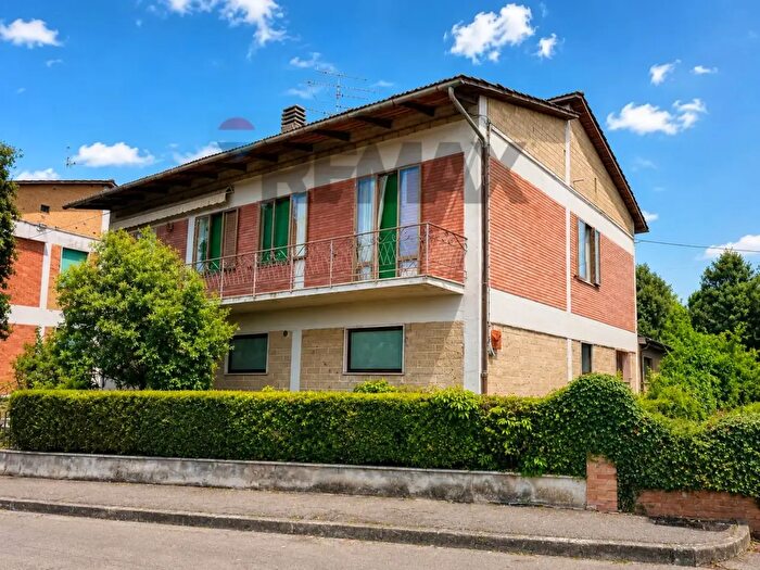 Casa con 9 locali in vendita in Monteroni D'Arbia