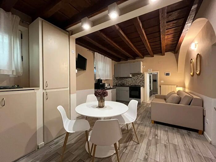 Appartamento bilocale in vendita in Piazza Peruzzi, Firenze
