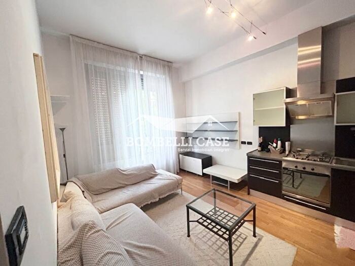 Appartamento trilocale in affitto in Via Giacomo Zanella, Plebisciti Susa, Milano