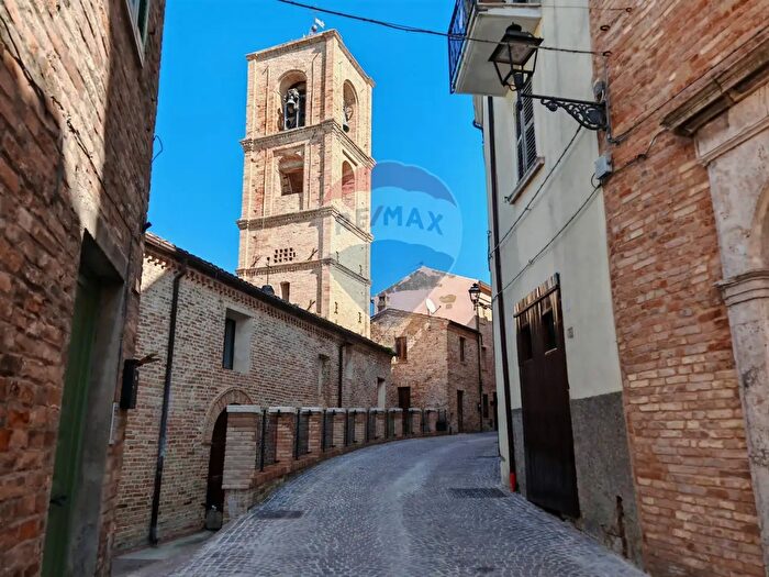 Casa con 9 locali in vendita in Castignano