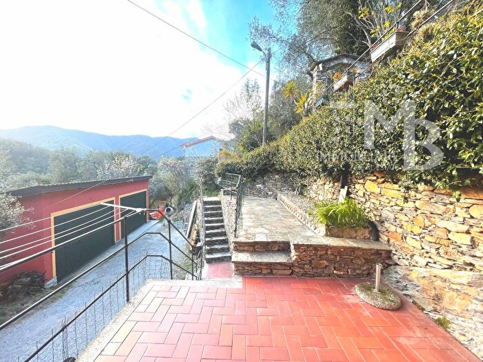 Appartamento bilocale in affitto in Via Camoglino, Avegno