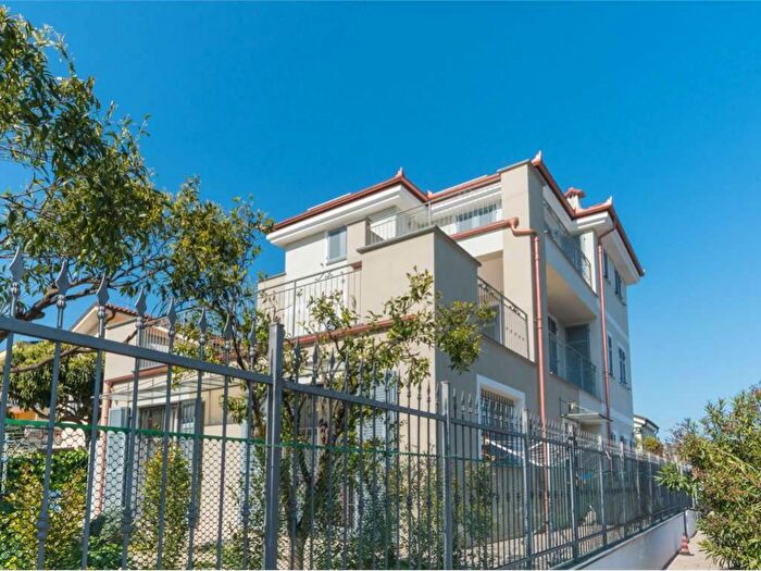 Casa quadrilocale in affitto in Via Colombera, Centro, Diano Marina