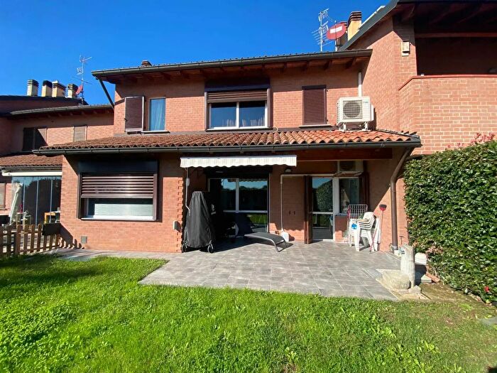Casa quadrilocale in vendita in Via Pioppi, Carate Brianza