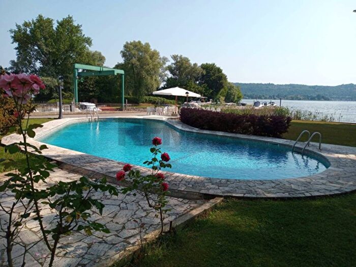 Appartamento trilocale in affitto in Dormelletto