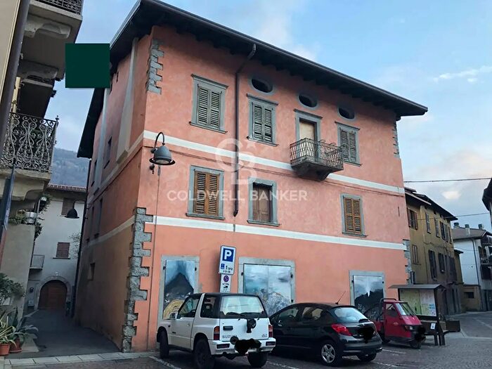 Casa con 12 locali in vendita in Via Roma, Capo Di Ponte