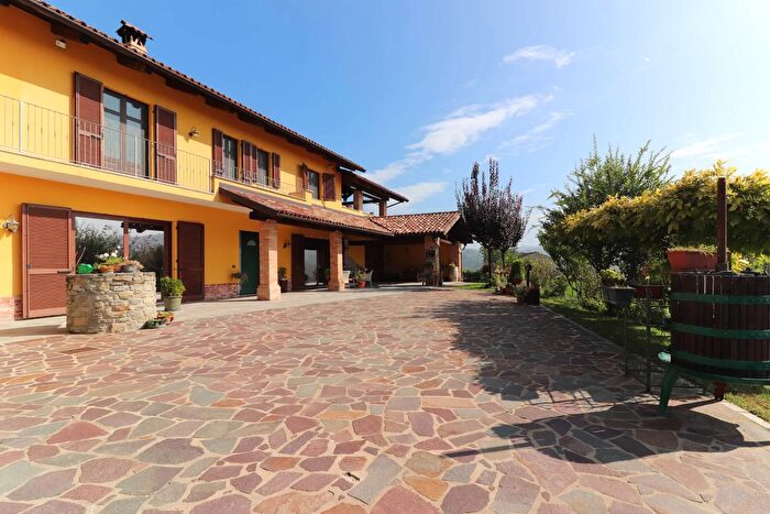 Casa con 9 locali in vendita in Località Riviera, Monforte DAlba