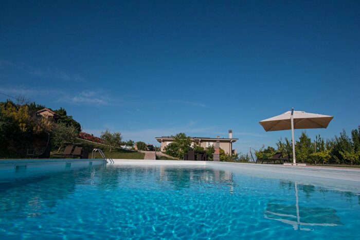 Casa con 10 locali in affitto in Cupra Marittima