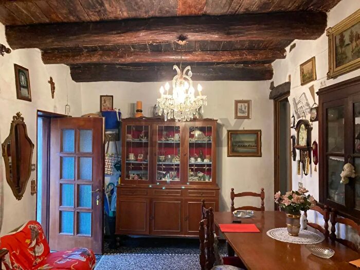 Casa con 6 locali in vendita in Carro