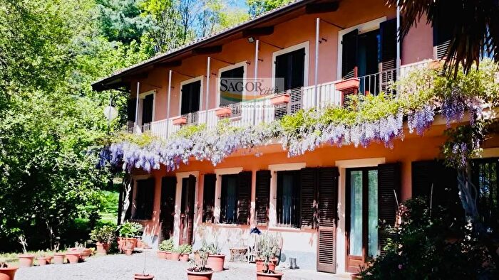 Casa con 11 locali in vendita in Strada dei Rivetti, Pinerolo