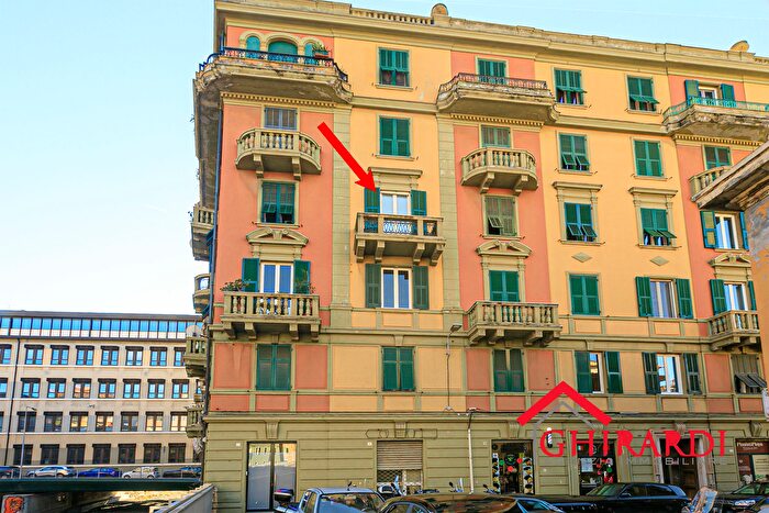 Appartamento con 7 locali in vendita in Via Sestri, Genova