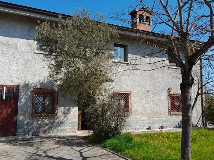 Casa con 8 locali in vendita in Caorso