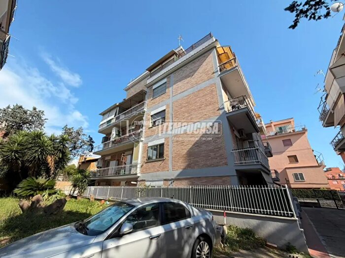 Appartamento trilocale in vendita in Via Morro Reatino, Roma