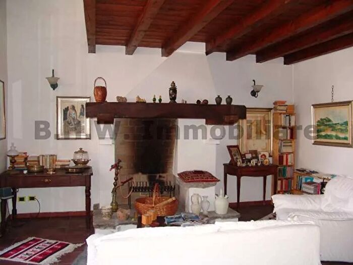 Casa con 7 locali in vendita in Orino