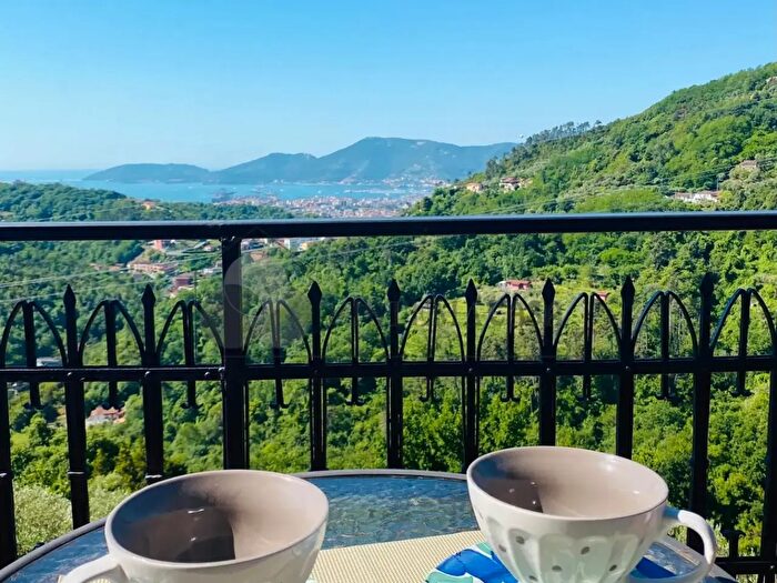 Casa con 10 locali in vendita in Via Fratelli Aristide E Alduino Castellini, Vezzano Ligure