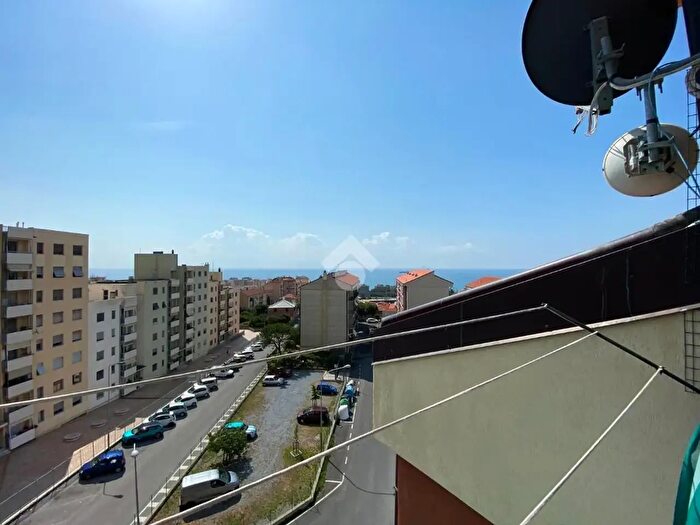 Appartamento con 5 locali in vendita in Via Chiavella, Savona