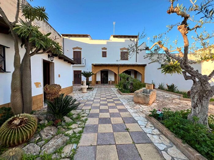 Casa con 8 locali in vendita in Mazara Del Vallo