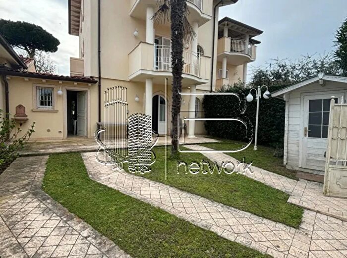 Casa con 5 locali in vendita in Pietrasanta