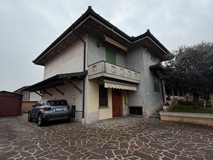 Casa con 5 locali in affitto in Via dei Platani, Centro, Verolavecchia