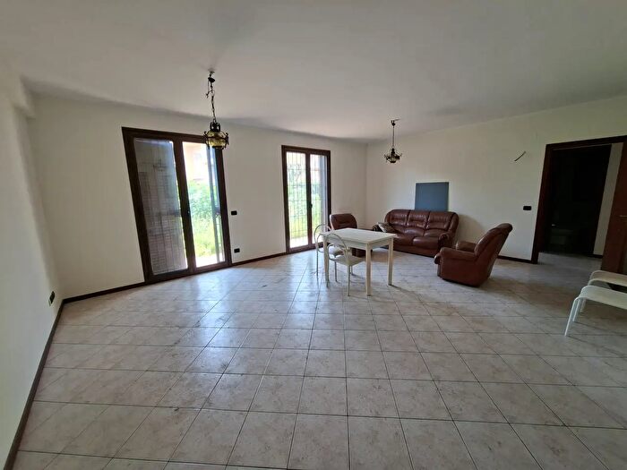 Appartamento con 5 locali in affitto in Via Calogero Jean, Aci Castello