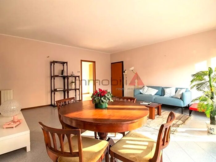 Appartamento trilocale in affitto in Via Monterosa, Carugate