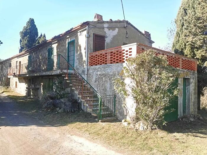Casa quadrilocale in vendita in Lajatico