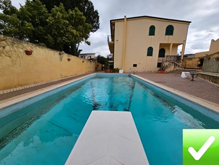 Casa con 10 locali in vendita in Reggio Calabria