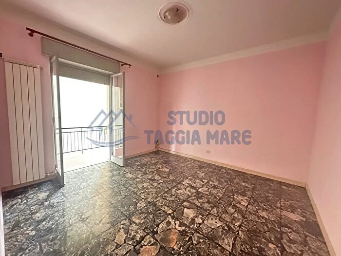 Appartamento trilocale in vendita in Via Giardino, Riva Ligure