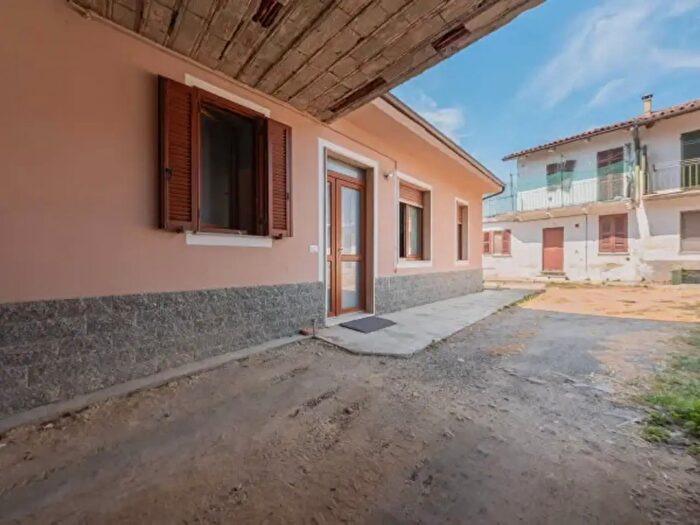 Casa trilocale in vendita in Via Roma, Castagnole Monferrato