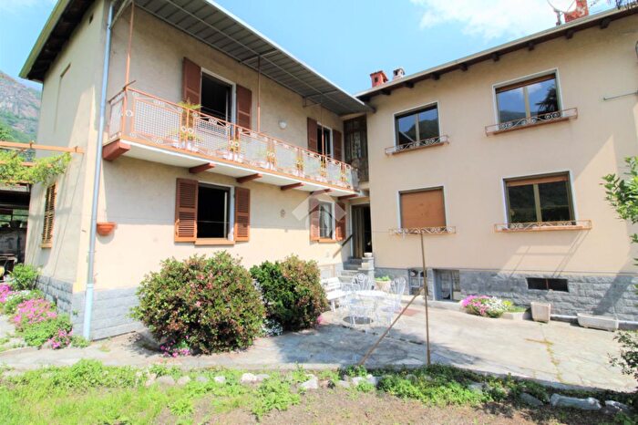 Casa quadrilocale in vendita in Via Stazione, Quincinetto