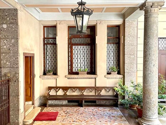 Appartamento trilocale in affitto in Via Aurelio Saffi, Vincenzo Monti, Milano