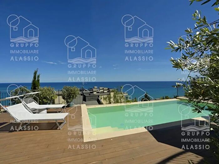 Casa con 11 locali in vendita in Via Solva, Alassio