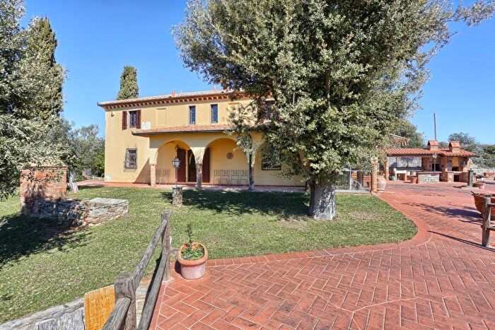 Casa con 9 locali in vendita in Campiglia Marittima