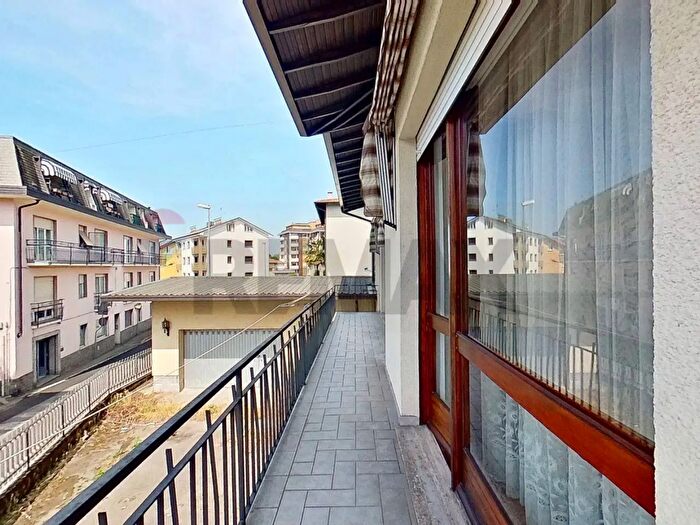 Casa con 5 locali in vendita in Via Montello, Sesto Calende