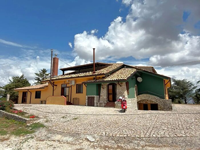 Casa con 12 locali in vendita in Contessa Entellina