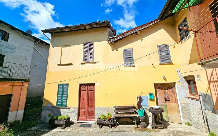 Casa con 8 locali in vendita in Via Torino, Carpeneto