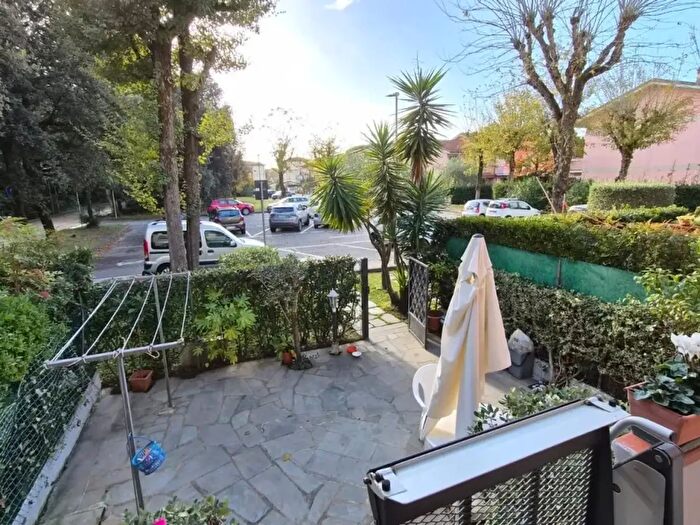 Casa con 8 locali in vendita in Forte Dei Marmi